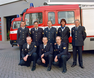 840257 Groepsportret van acht personeelsleden van de Brandweer Nieuwegein, bij de brandweerkazerne Nieuwegein-Noord ...